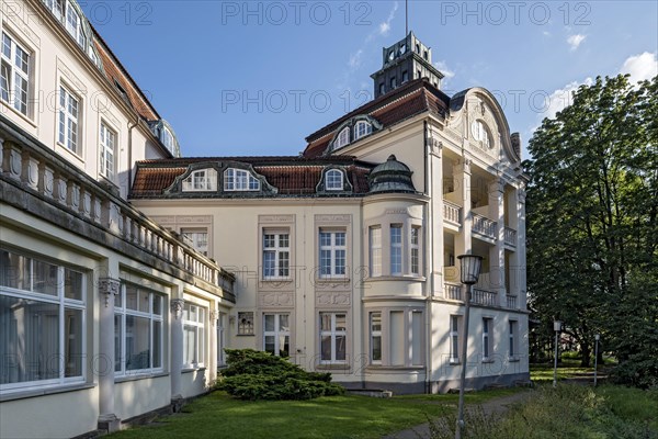 Hotel Badehof in Art Nouveau style with Wandelhalle at the spa gardens