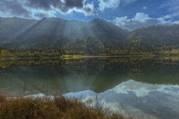 Autumn atmosphere at the Weitsee