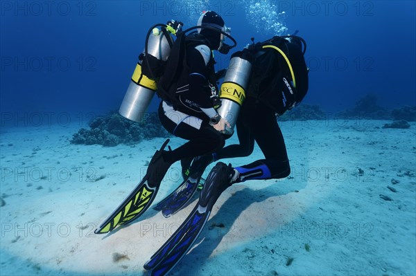Diver helps other diver