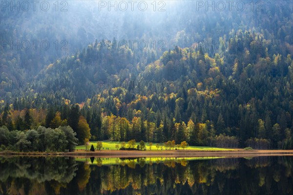 Autumn atmosphere at the Weitsee