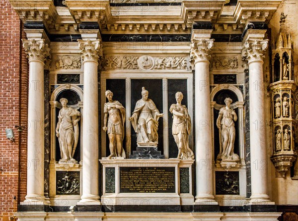 Funerary monument to Leonardo Loredan by Girolamo Campagna and Danese Cattaneo