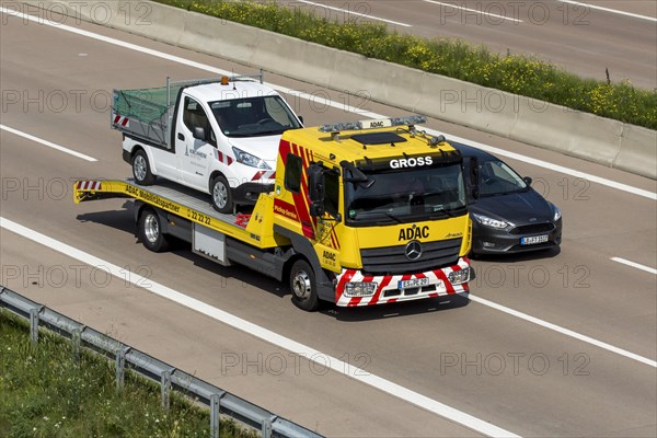 ADAC tow truck transports defective flatbed truck on the A8 motorway