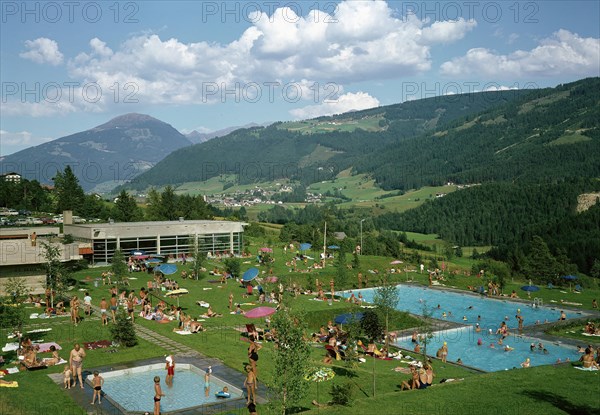 Heated outdoor swimming pool with the Patscherkofel