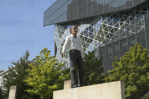 Sculpture Balanceakt by Stephan Balkenhol New building Springer-Verlag