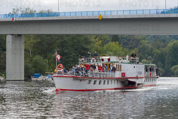 Paddle steamer