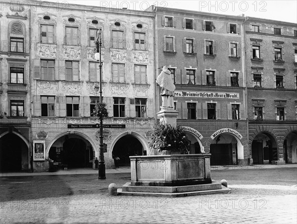 Max-Josephs-Platz with Nepomuk fountain