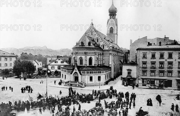 Ludwigsplatz with green market in front of the parish church of St. Nicholas