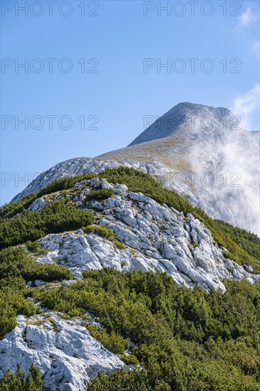 View along the ridge of the Mieminger Kette with the summit of Hohe Munde