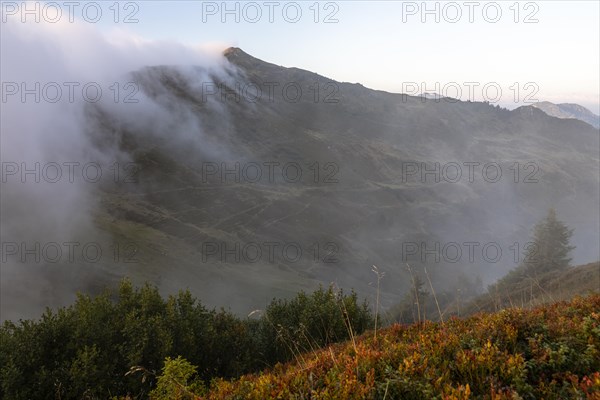 Fog in the high valley on an autumn evening at Potlakopf