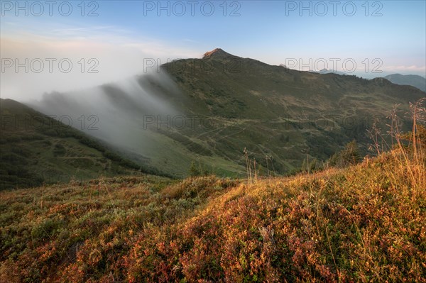 Fog in the high valley on an autumn evening at Potlakopf