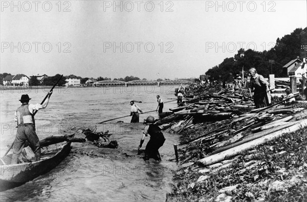 Salvage of driftwood on the Inn