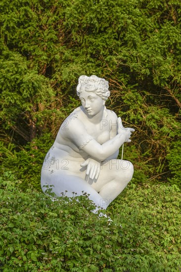 Kneeling Venus