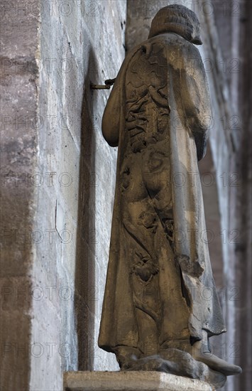 Sculpture of the bridal portal