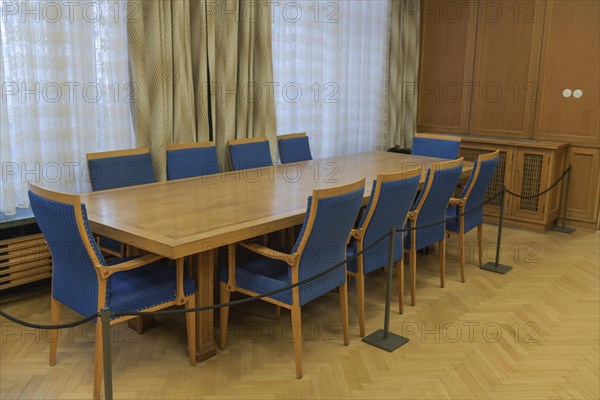 Meeting table