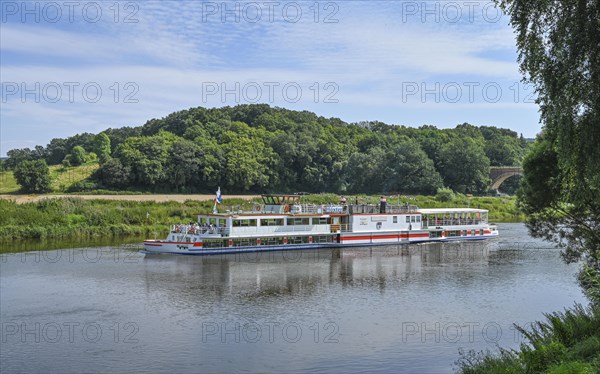 Excursion damper Höxter on the Weser near Beverungen