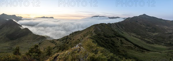 Fog in the high valley on an autumn evening at Potlakopf