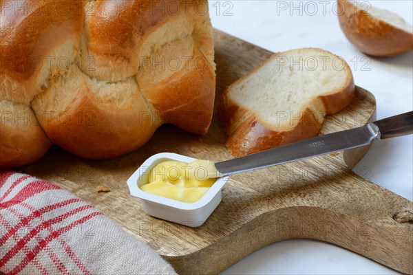 Butter in portion packs and butter plait