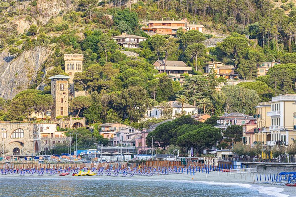 Sun loungers and parasols on the beach di Fegina