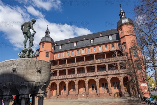 Ludo-Mayer-Brunnen vom Bildhauer Prof. Jobst aus Darmstadt vor dem Isenburger Schloss