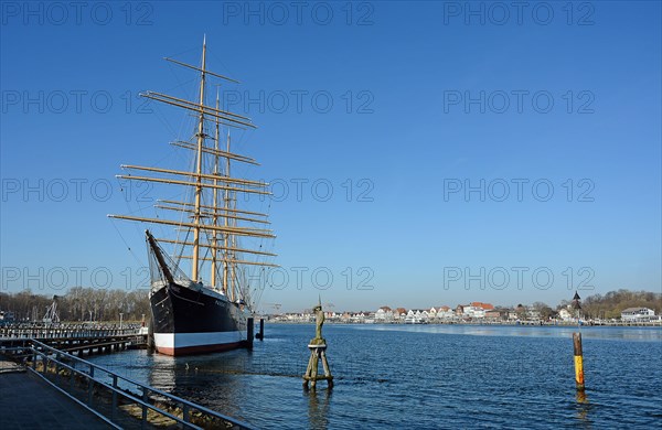 Museum ship Passat with statue of Fiete