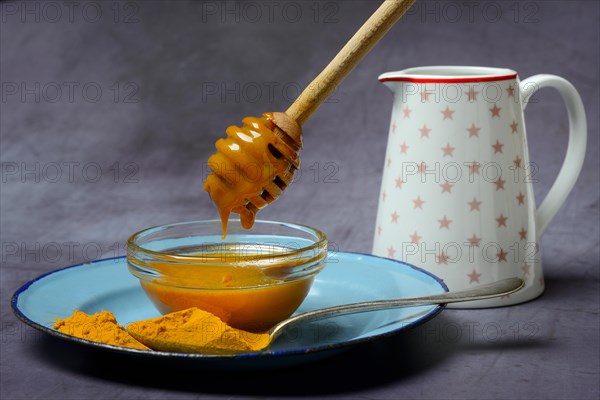 Bee honey with turmeric and turmeric powder