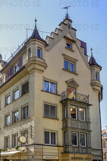 Renaissance gable with bay window