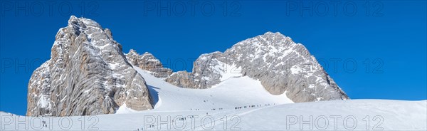 Ski tourers on the way to the Dachstein