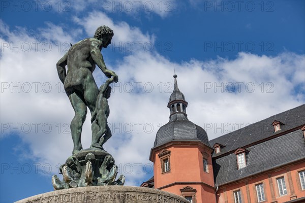 Ludo-Mayer-Brunnen vom Bildhauer Prof. Jobst aus Darmstadt vor dem Isenburger Schloss