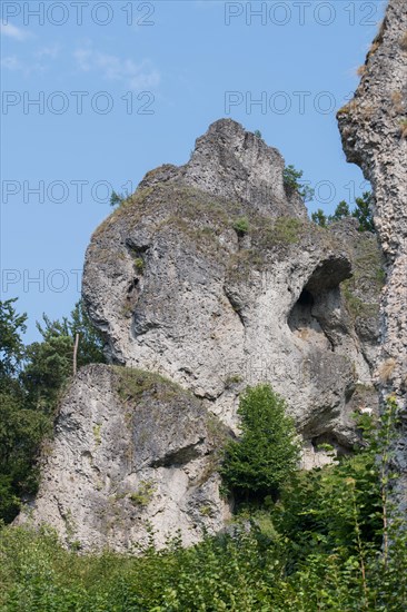 Dry slopes and boulders near Pottenstein