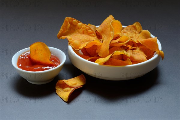 Sweet crisps and skin with tomato ketchup