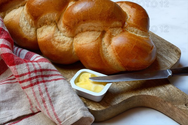 Butter in portion packs and butter plait