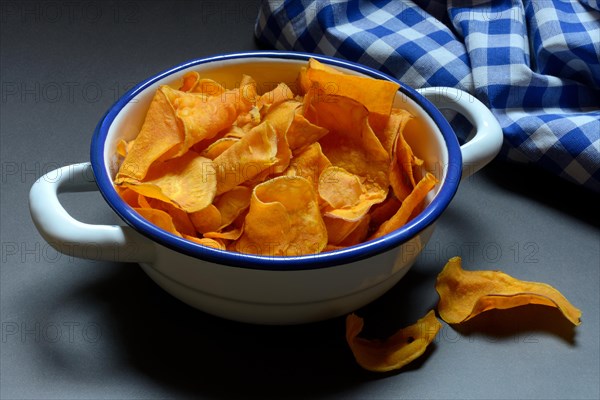 Sweet crisps in shell