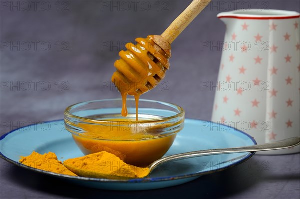 Bee honey with turmeric and turmeric powder