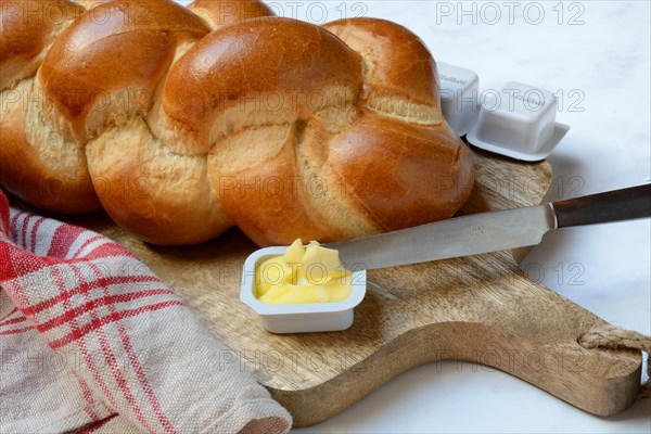 Butter in portion packs and butter plait