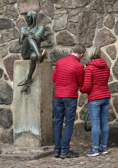 People at the Till Eulenspiegel sculpture