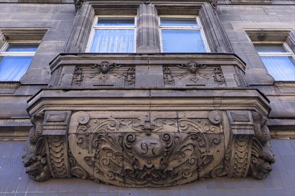 Decorative relief design of the underside of a bay window