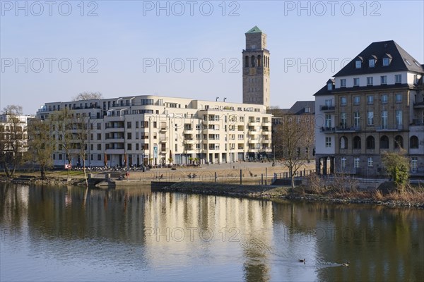 Stadthafen mit Rathausturm