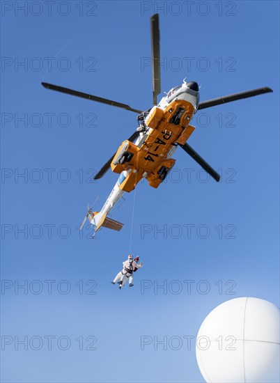 Two doctors are roped down from a helicopter onto a cruise ship. Corona tests are to be carried out in the Atlantic Ocean at the height of Argentina. Dangerous due to strong winds