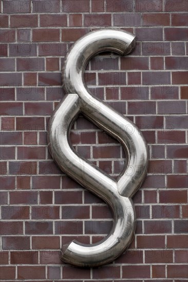 Paragraph symbol on the office building of several lawyers