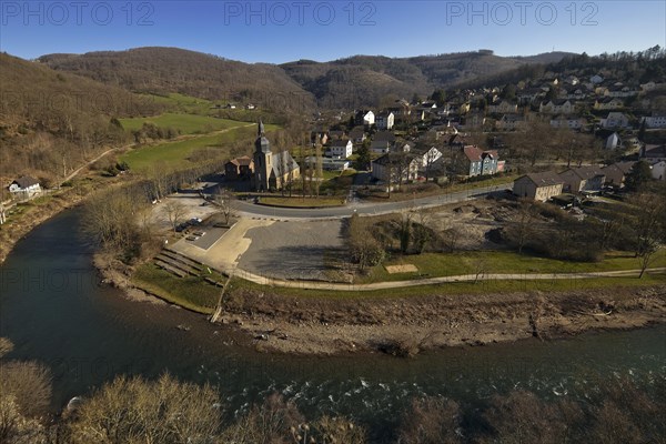 The Lenneschleife with the church of St. Josef in Nachrodt