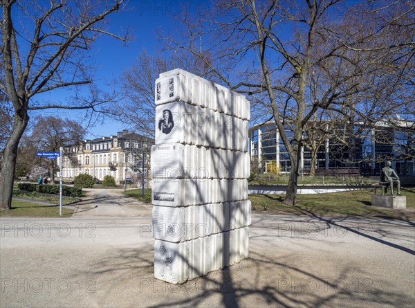 Eine Skulptur aus steinernen Druckplatten erinnert im Buesing-Park an Alois Senefelder