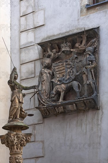 Coat of arms plaque of the Hungarian King Matthias Corvinius from 1488 and sculpture of Justitia on the stairs of the town hall 1537