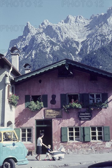 Violin maker in Mittenwald