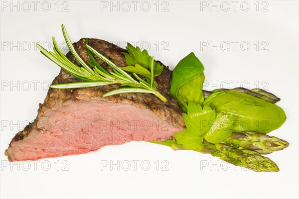 Rosa gebratenes Filetsteak mit gruenem Spargel