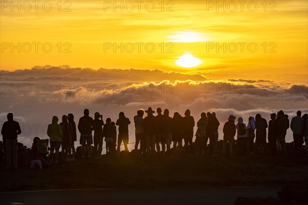 Touristen beobachten den Sonnenuntergang auf dem Gipfel des Haleakala Vulkan