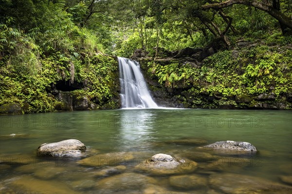 Wasserfall entlang der Road to Hana