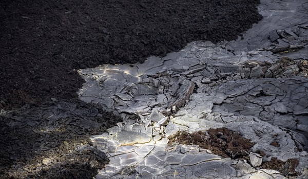 Lavafeld mit Schwefelablagerungen