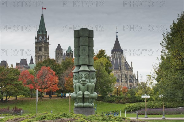 Totemskulptur vor Parlamentsgebaeude