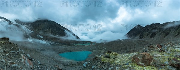 Grueebugletscher mit Gletschersee und Wolken