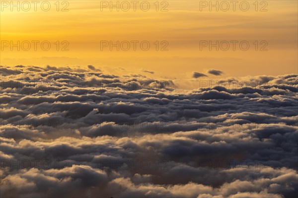 Wolkenmeer bei Sonnenuntergang auf dem Gipfel des Haleakala Vulkan